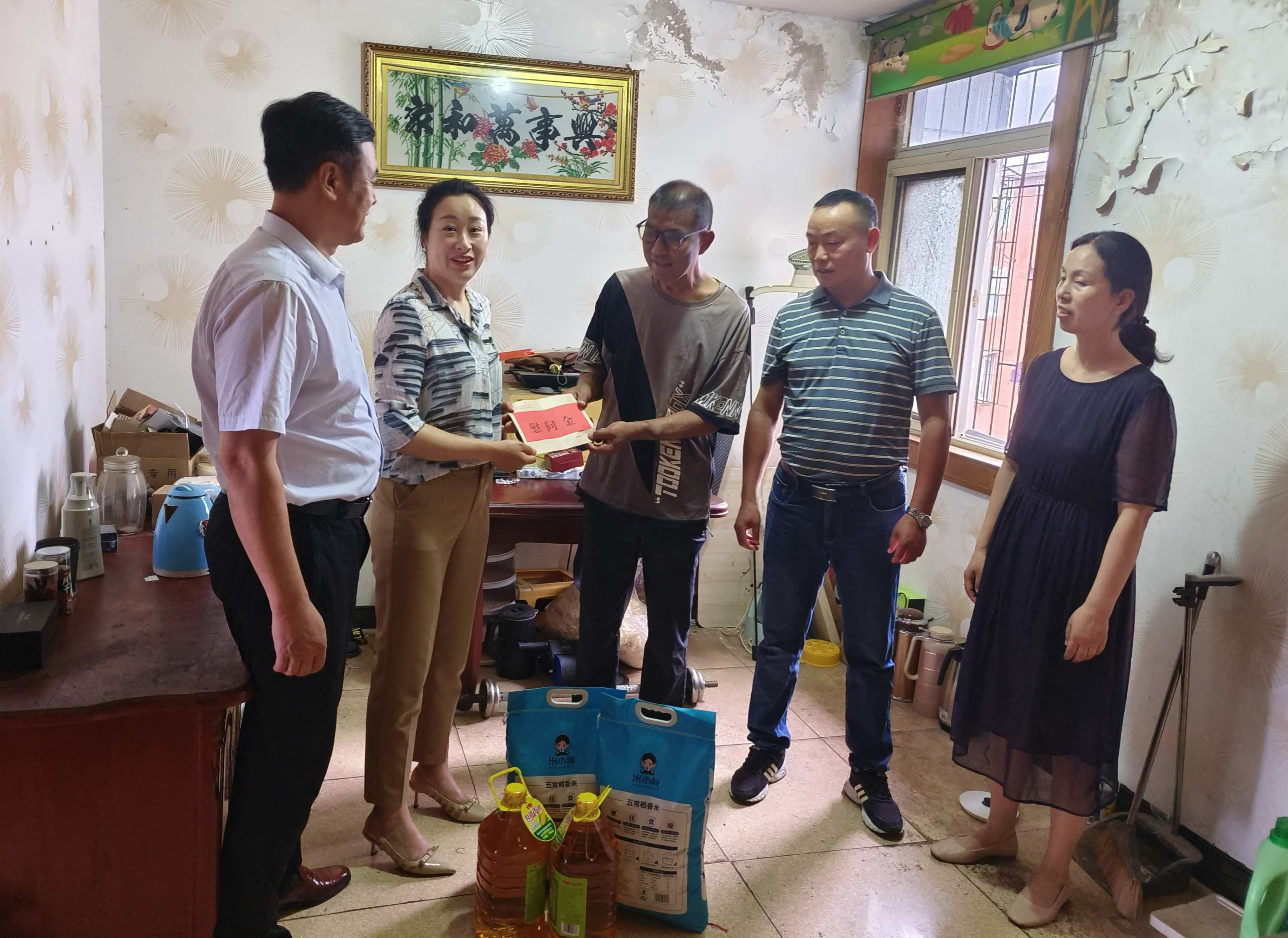 “慰问困难老党员 不忘初心送关怀”