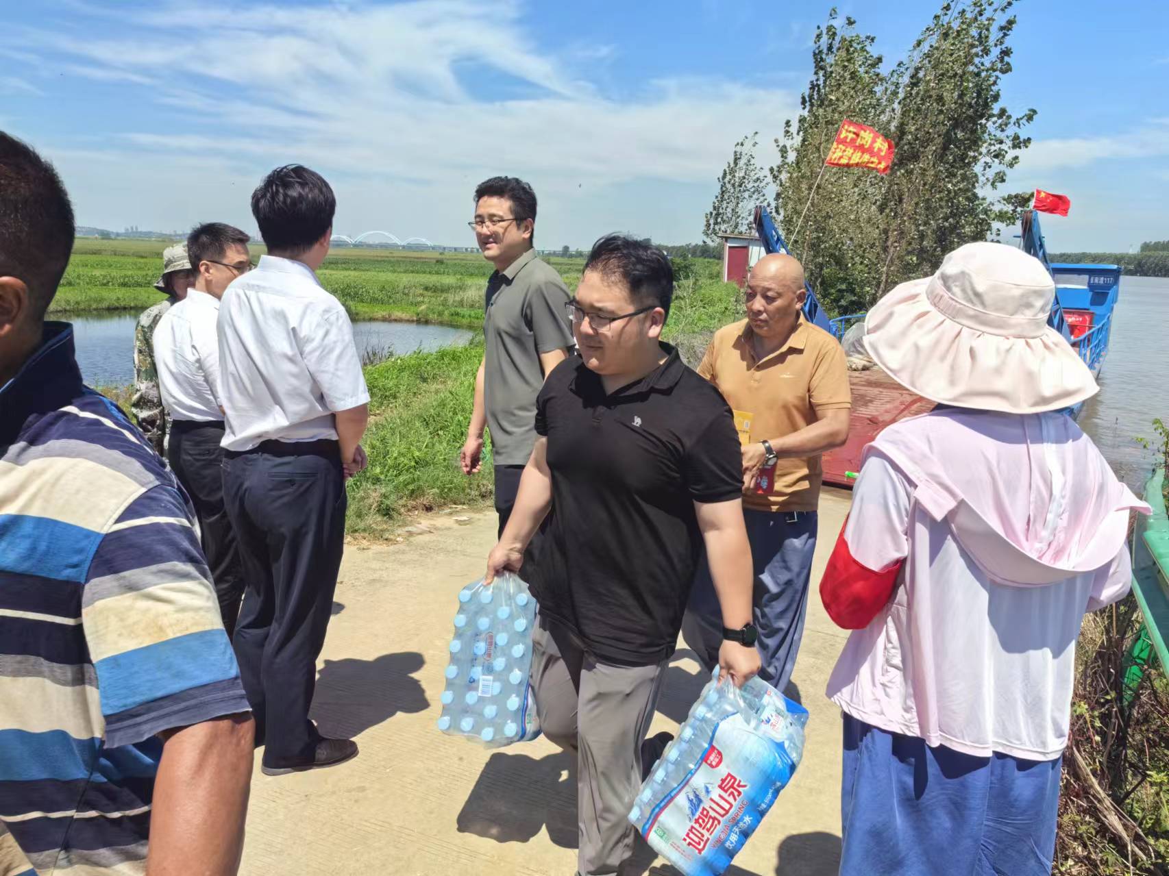 淮粮集团慰问祁集镇驻守淮河大堤工作队