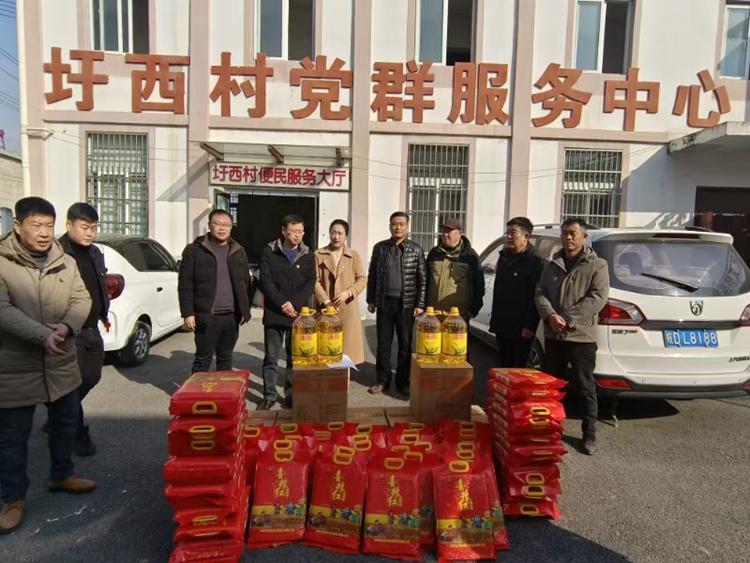 淮粮集团慰问圩西村驻村工作队及脱贫监测户